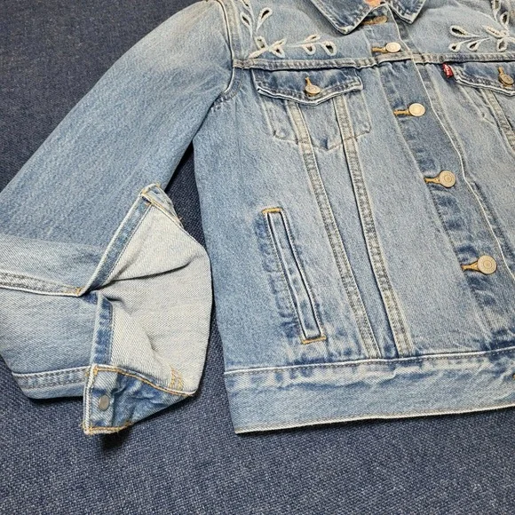 Levi Strauss & Co Womens Light Wash Denim Trucker Jacket Floral Eyelet Size L - Picture 3 of 9